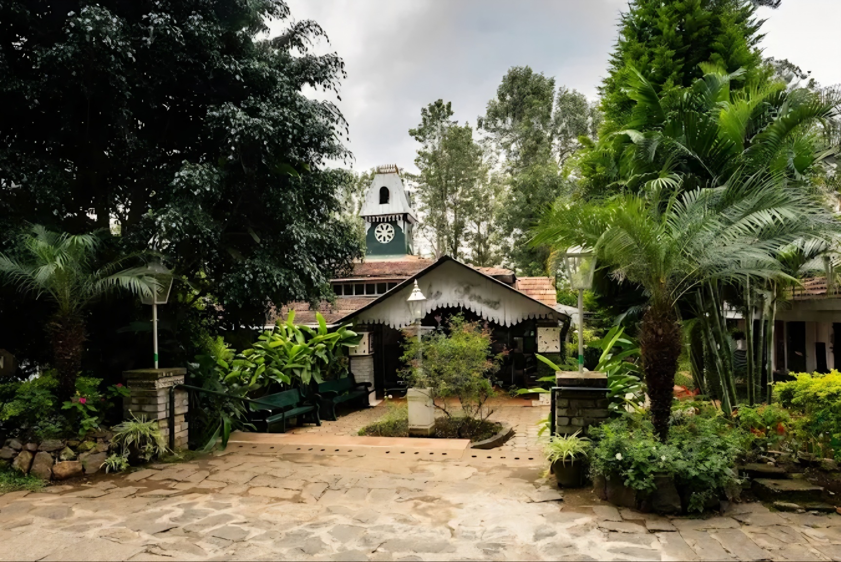 INDeco Lake Forest Hotels