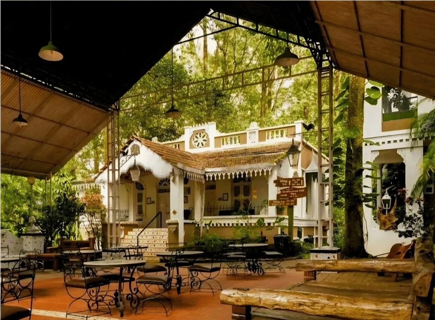 INDeco Lake Forest Hotels